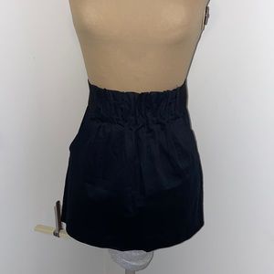 POCKETS! Waited elastic black skirt
